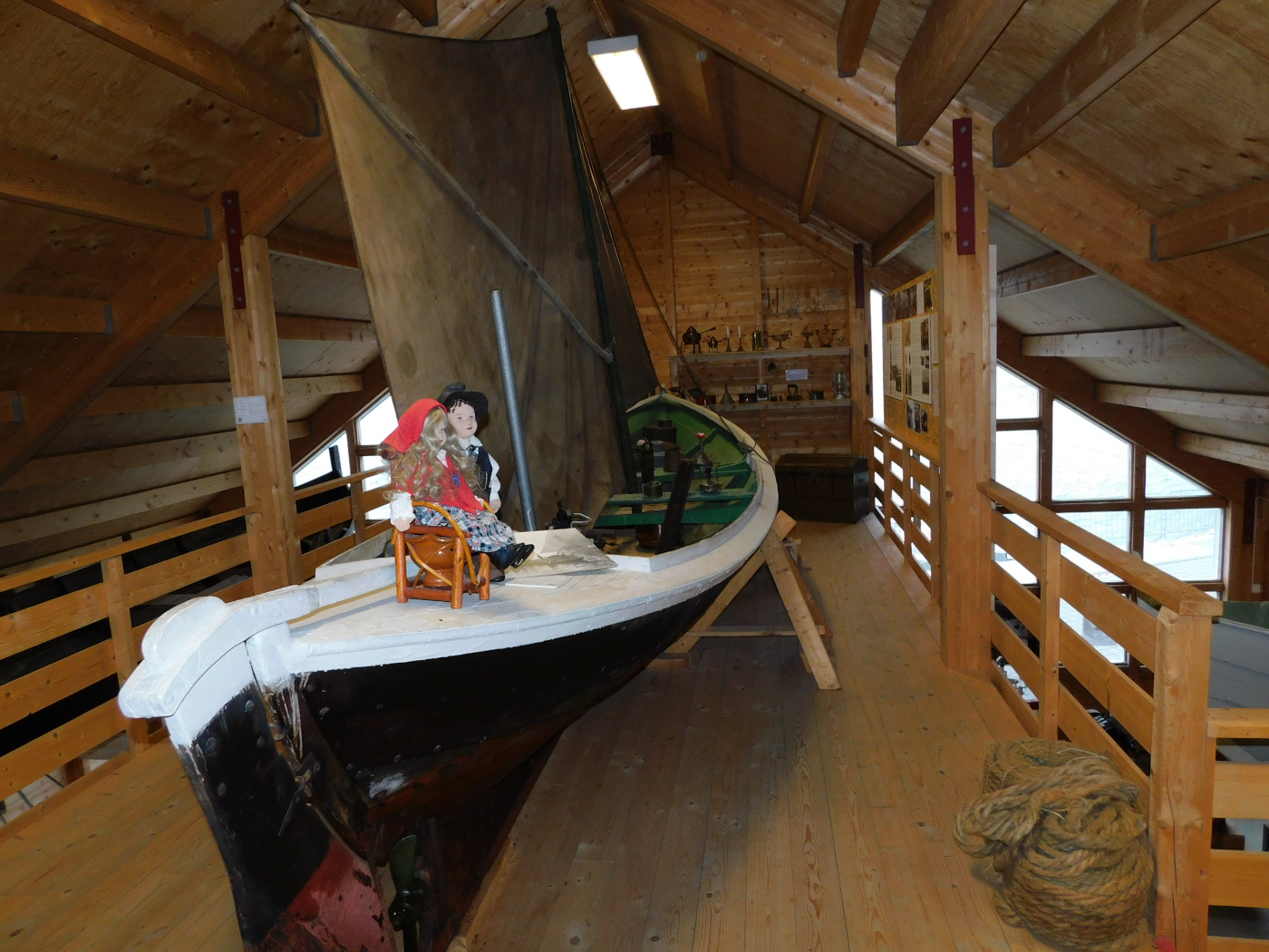 Utstillinga om Dei Båtreisande, der båten er utgangspunktet og sentral i utstillinga.